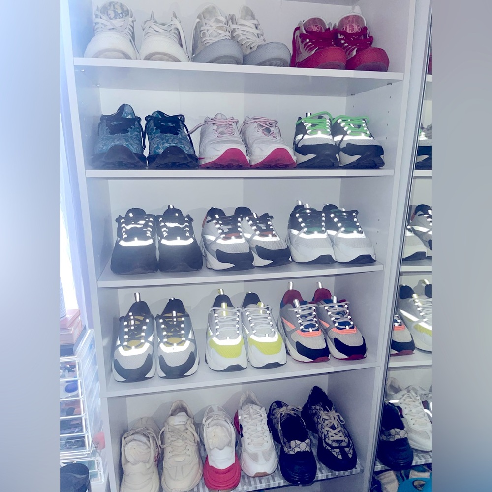 POSTING ARE UP FOR SALE. MENS DESIGNER SNEAKERS